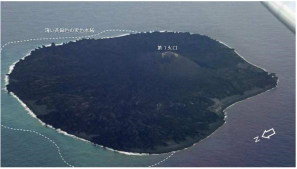 西之島 変色水の状況(1月3日16時13分北西方向より撮影・第三管区海上保安本部提供)