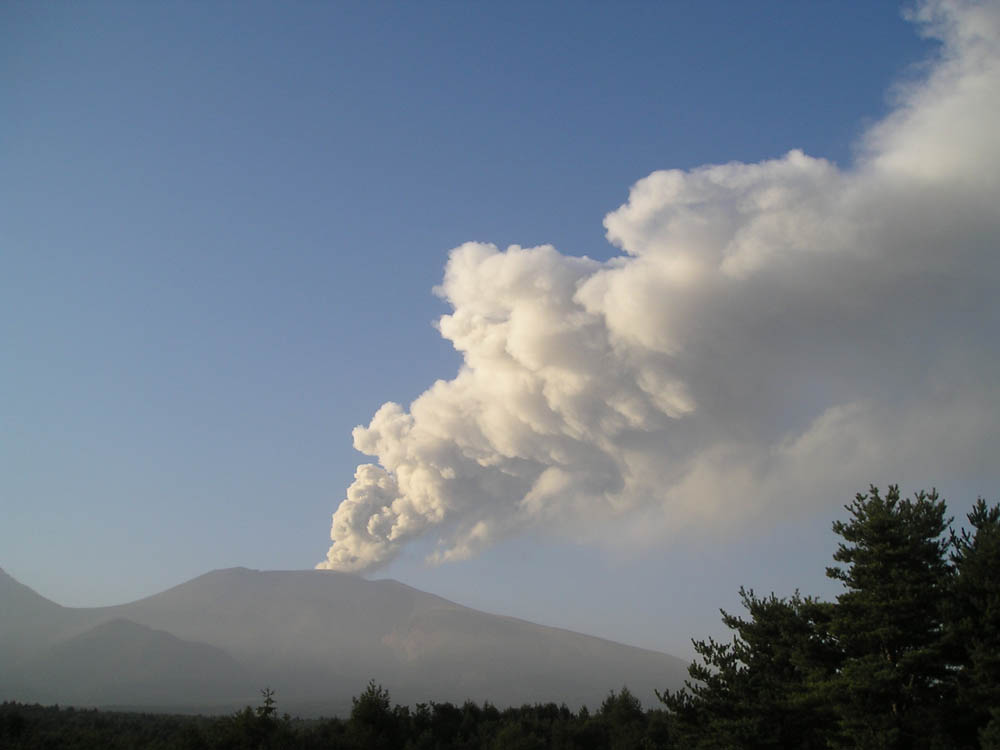 連続する小噴火の噴煙