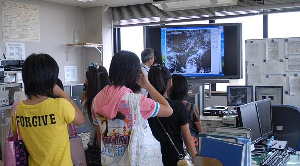 気象台の予報現場を見学している様子