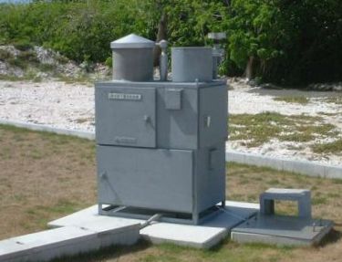 Sampling system for precipitation and dry deposition