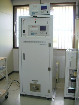 Surface ozone observation system at Yonagunijima