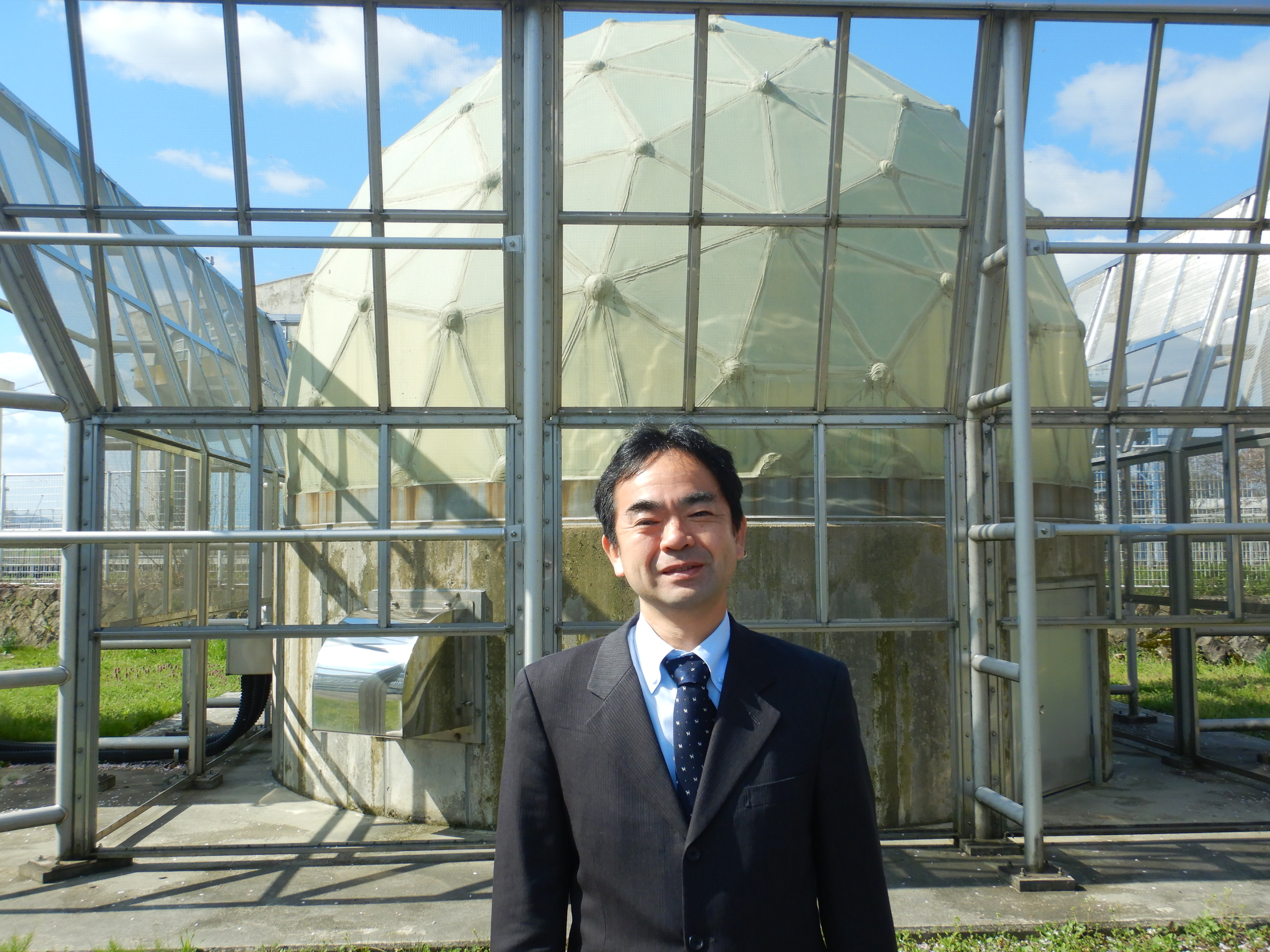 ウィンドプロファイラを背景に撮影