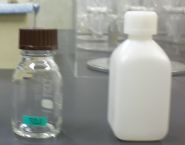 水銀用(左）とカドミウム用（右）の採水瓶