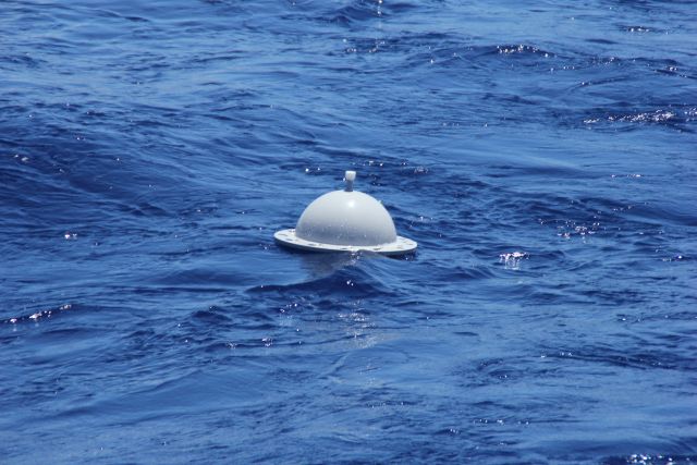 海洋気象ブイ写真(漂流する海洋気象ブイ)