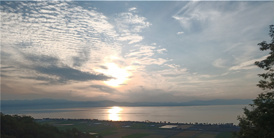 琵琶湖西側に沈む夕日から湖上にのびるサンロード
