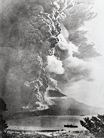 桜島大正噴火写真(鹿児島県立博物館所蔵) 桜島大正噴火写真(鹿児島県立博物館所蔵)