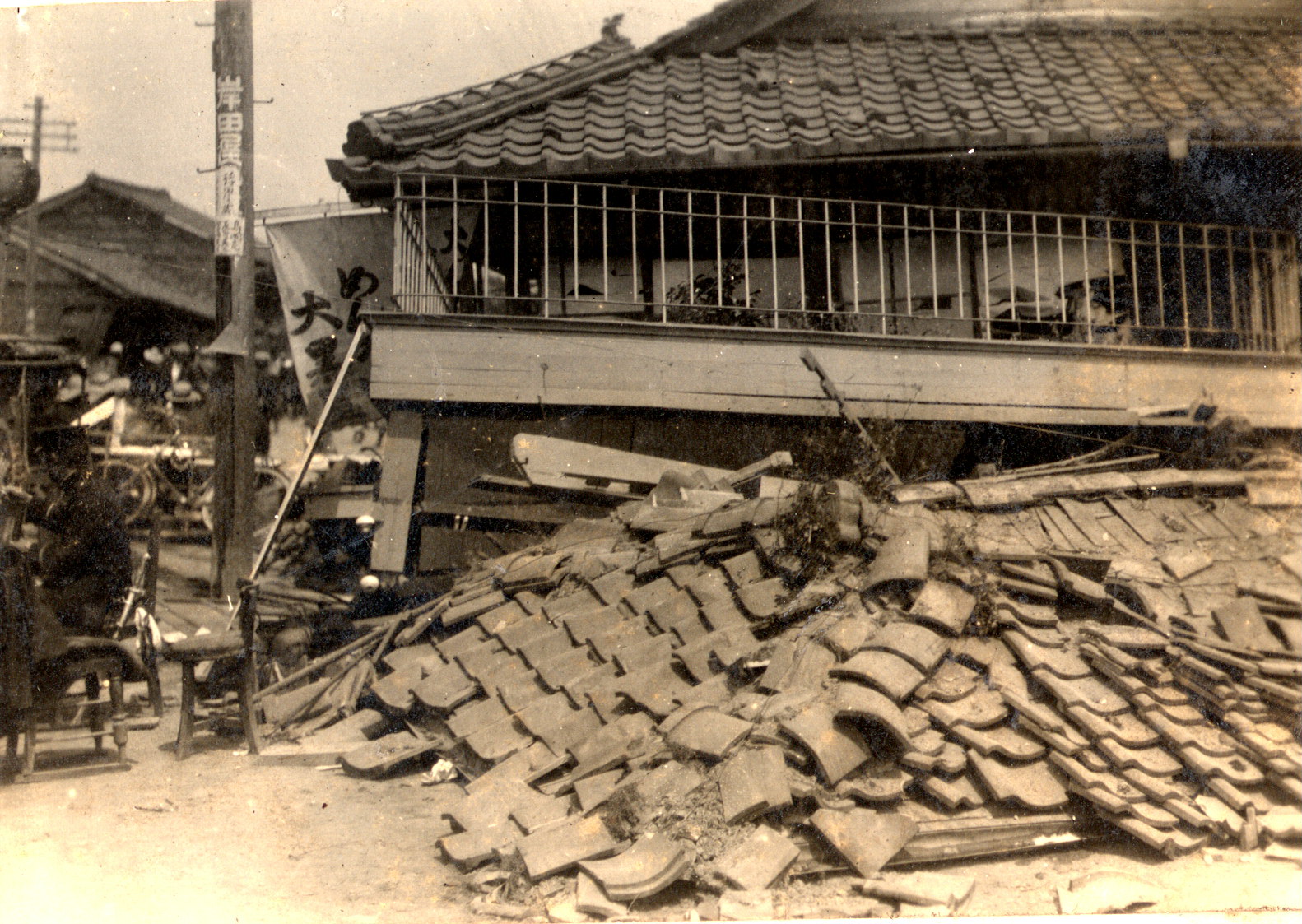 豊岡町の倒壊家屋