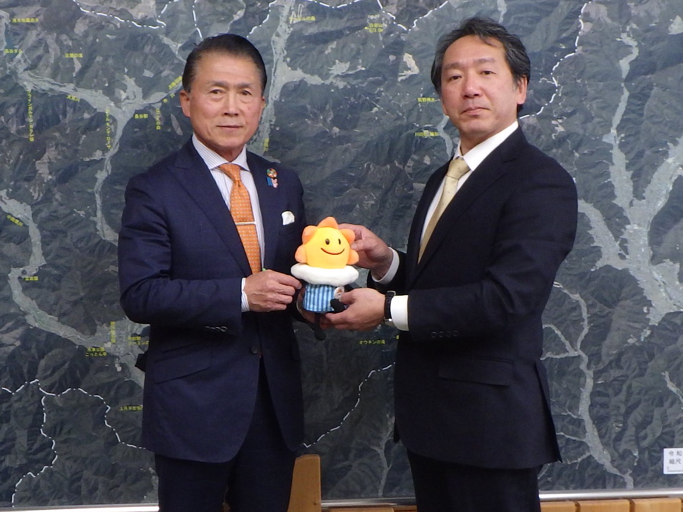 山名町長と気象台長