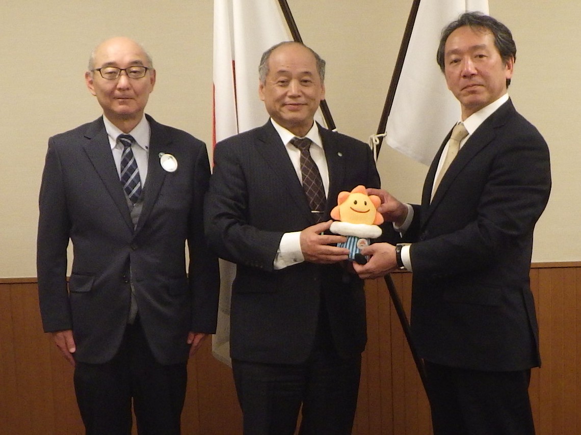 岩根市長と小林副市長と気象台長