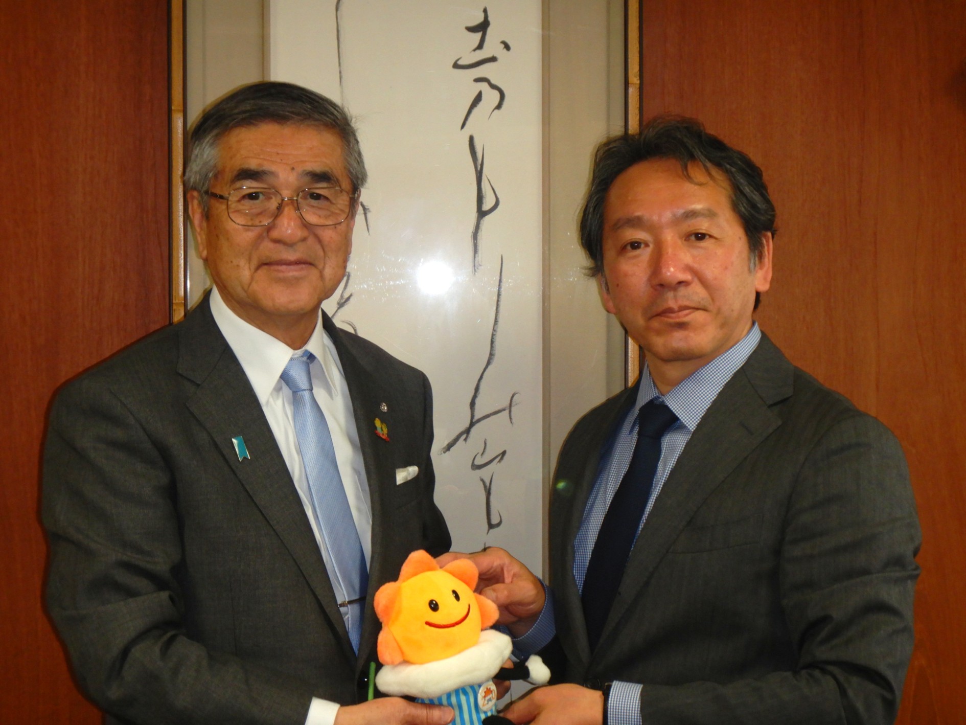 尾崎町長と気象台長