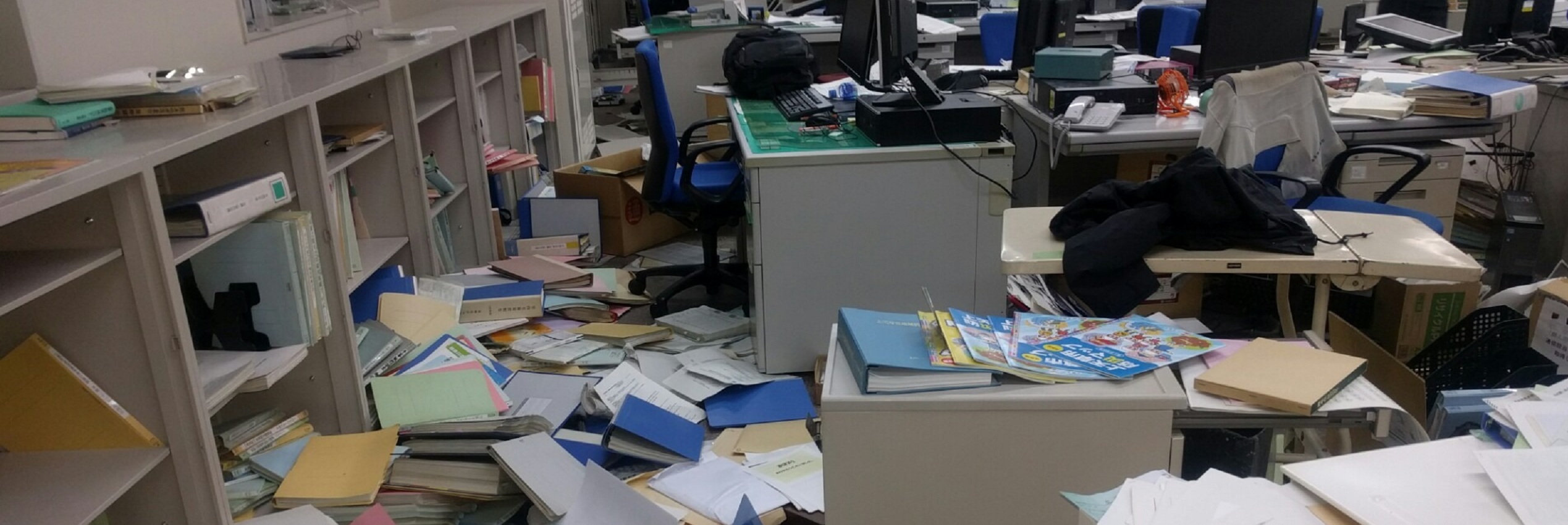 地震により物品が散乱した熊本地方気象台事務室