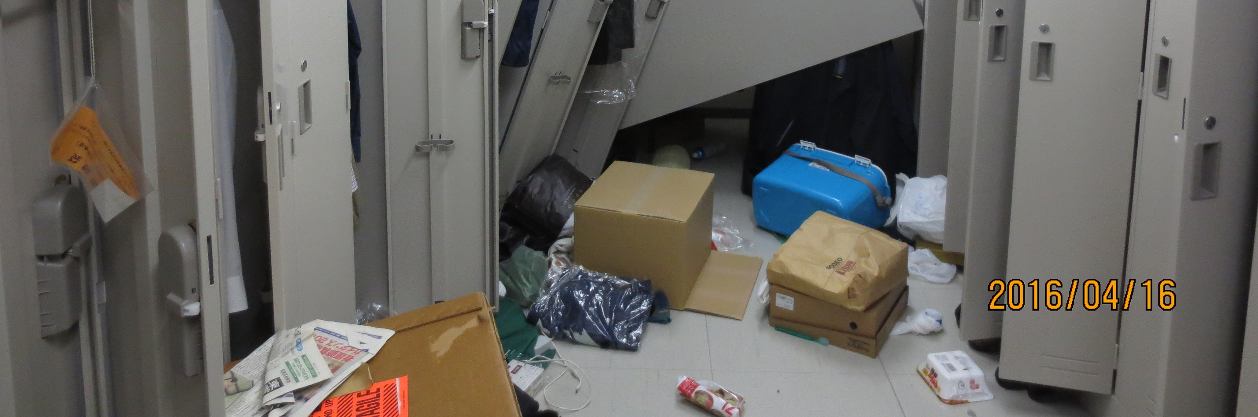 地震により転倒したロッカー