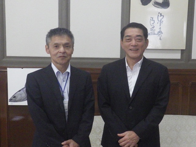 愛媛県知事との2ショット写真
