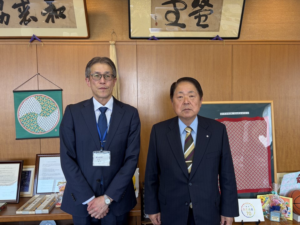 西本町長と気象台長