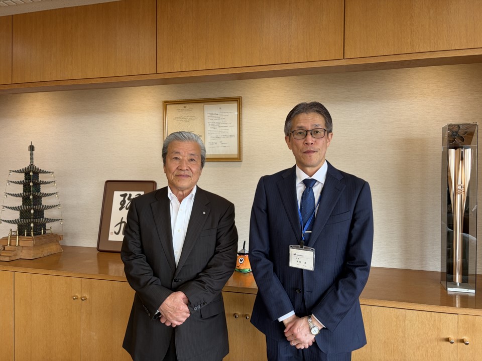 中西町長と気象台長