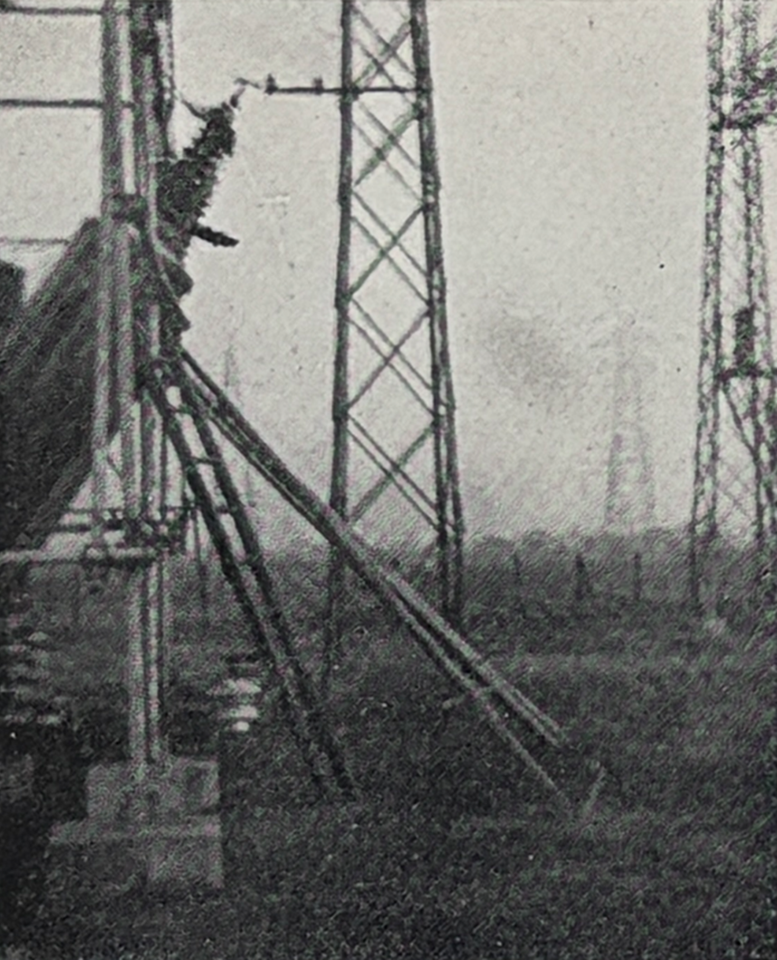 高田変電所「アルミニウムアレスター」径70ｃｍ、長さ3ｍのもの東側へ傾斜