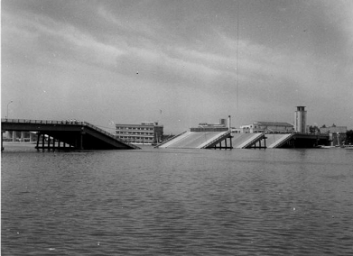 落下した昭和大橋（右岸東側から）