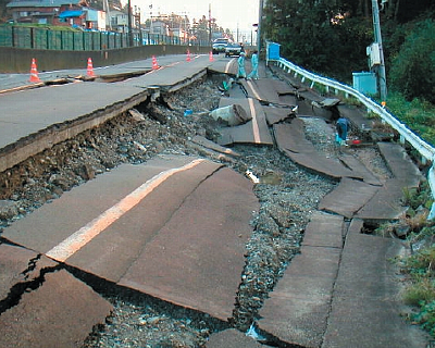 道路の崩落