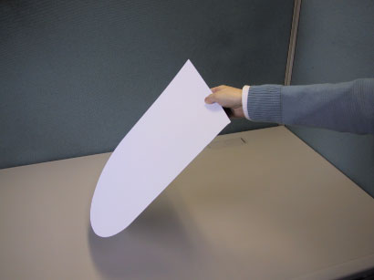 写真2 使用する厚紙(球に形をあわせたもの)