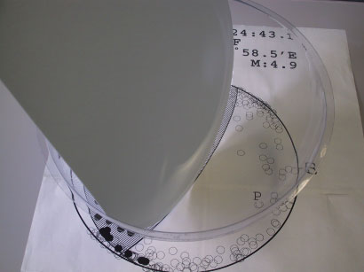 写真6 厚紙を震源球の境界線とあわせる 写真6 厚紙を震源球の境界線とあわせる