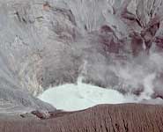1979年4月10日 火口底全面に湯だまり。火山活動は比較的穏やかだった。