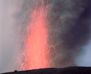 1979年8月2日 赤熱した噴石を噴き上げるストロンボリ式噴火。写真は測候所より撮影した。