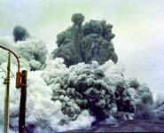 1979年9月6日 13時6分の爆発的噴火に伴う噴煙。写真は測候所より撮影した。