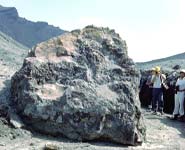 1979年9月18日 9月6日の爆発的噴火後、火口周辺を調査。約4.6×2.6×2.6(m)の巨大噴石を発見した。