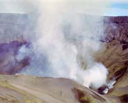 1979年12月16日 火口より噴煙。噴煙の色は一時に比べて白くなり、噴煙量も少なくなった。