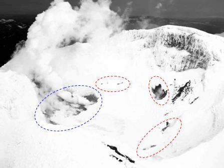 図２　雌阿寒岳　南上空から見た赤沼火口。火口底の北西部（青波線の円内）には数か所の火口状の地形があり、白色の噴煙を噴出している。これらを含め、火口底には噴出域や地熱域（赤波線の円内）が環状に点在している（４月11日に北海道大学が撮影した写真に加筆）。