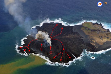 図２　西之島　20日の噴火の状況（海上保安庁提供）