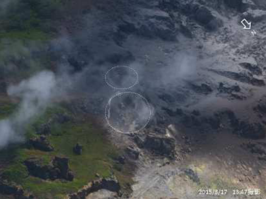 硫黄島　北の鼻付近の状況　17日13時47分　海上保安庁提供
白円内は７日（期間外）に噴火した火口の位置