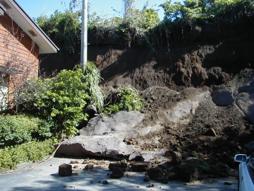 写真：噴火に伴う地震によるがけ崩れ（2000年7月31日 撮影）