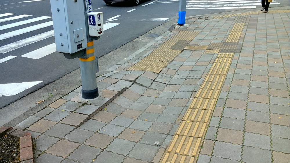 信号機付近の地面の隆起(倉吉市)