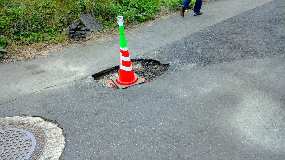 アスファルトが剥離した地面(湯梨浜町)