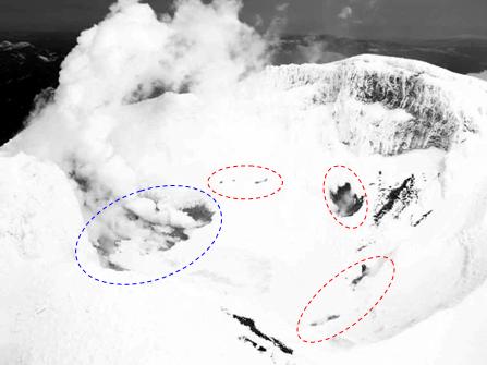 図2 雌阿寒岳 南上空から見た赤沼火口。火口底の北西部(青波線の円内)には数か所の火口状の地形があり、白色の噴煙を噴出している。これらを含め、火口底には噴出域や地熱域(赤波線の円内)が環状に点在している(4月11日に北海道大学が撮影した写真に加筆)。
