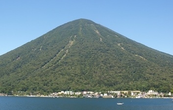 男体山