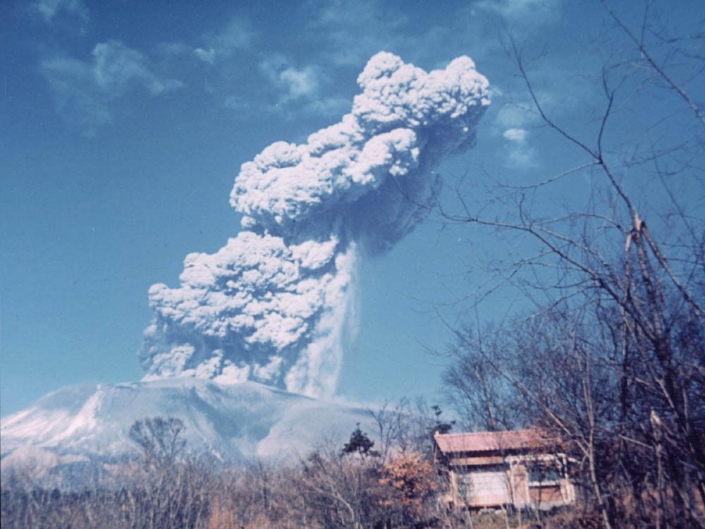 中爆発の噴煙