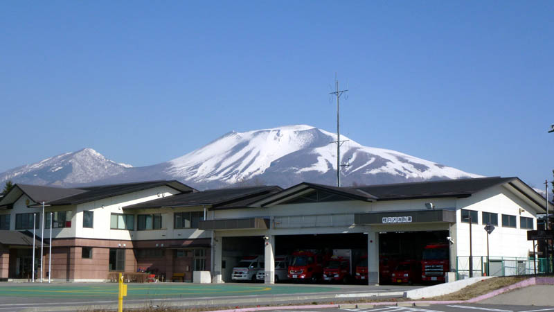 軽井沢消防署庁舎と浅間山
